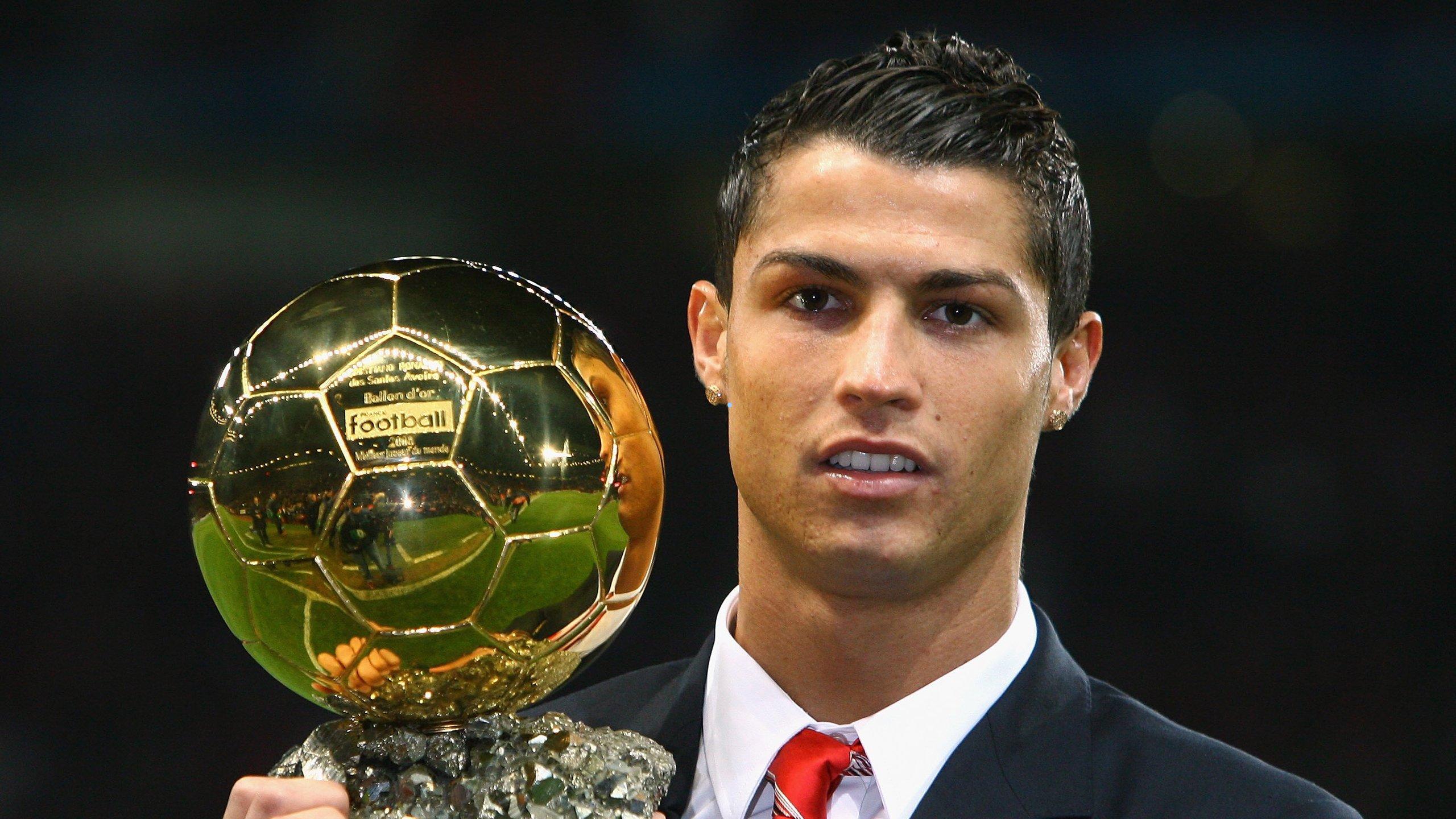 争议判罚引发球星模仿C罗昔日抗议手势，高呼抢劫震动足坛